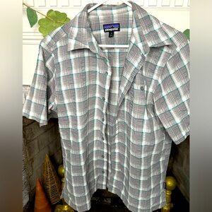 Patagonia men’s size M button down shirt in plaid print